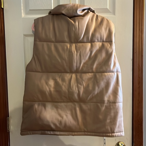 Abercrombie & Fitch-L-Tan-vegan leather, sleeveless, oversized, puffer, vest. - Picture 2 of 12